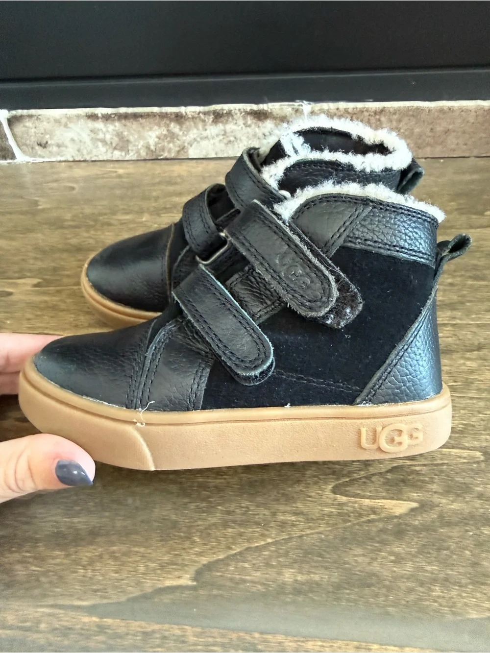 UGG Australia Rennon II Boots Black Leather Toddler Size 8 (EU 25)